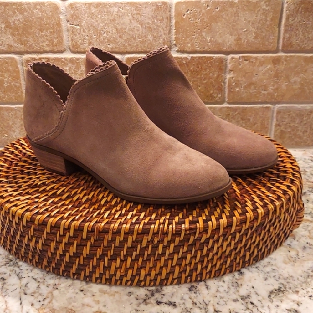 Crown & Ivy scalloped ankle bootie | 9 | fawn suede
